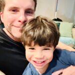 Thiago Fragoso Instagram - Últimas fotos do meu caçula com dois anos… O coração fica como? #maioramordomundo #eueele #tintin #martin