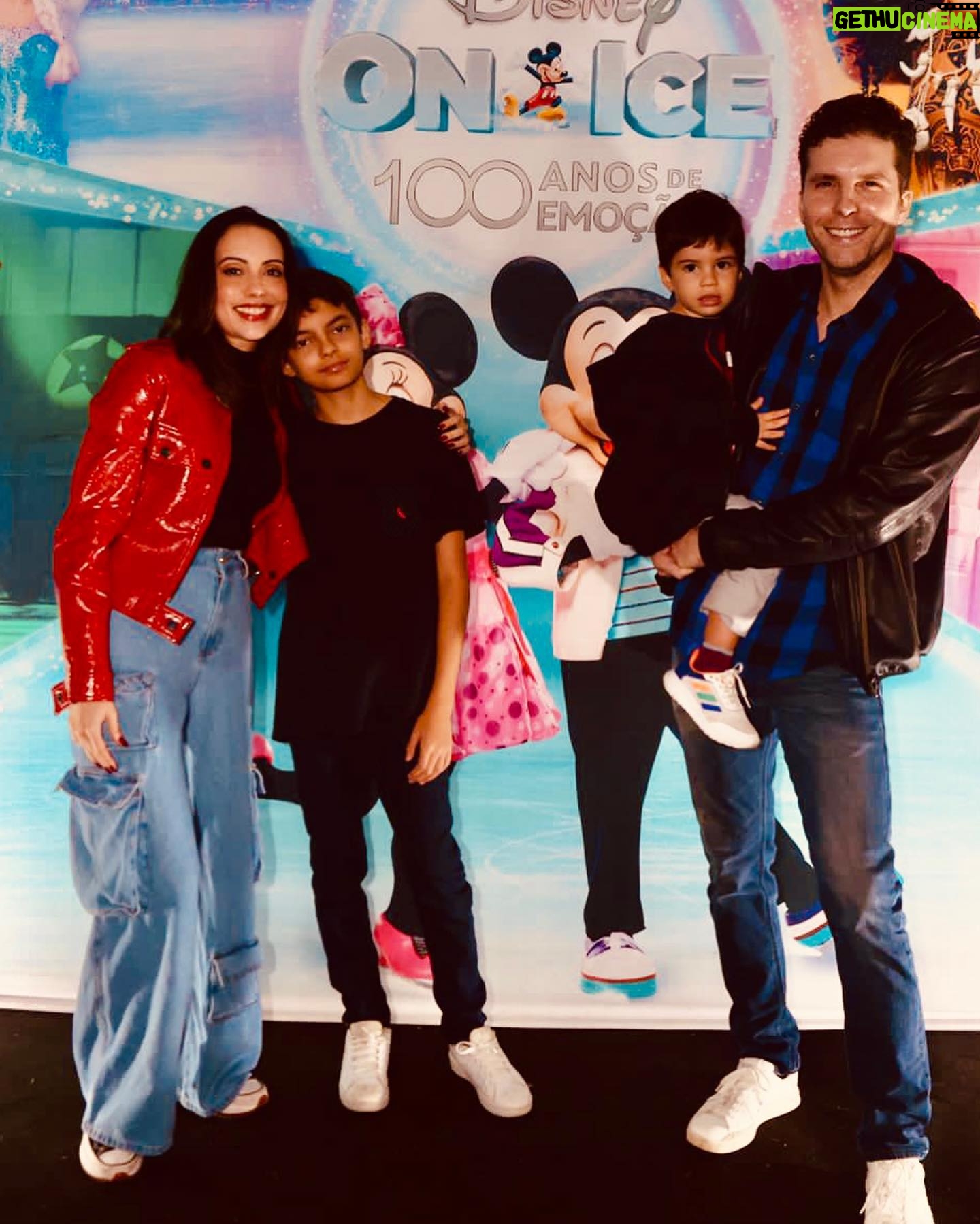 Thiago Fragoso Instagram - Disney sempre divertindo todas as gerações. A penúltima é a mais linda! 🐭🩵 . . . . #disneyonice #meusamores #meutintin #meubenzinho #amordadinda