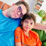 Thiago Fragoso Instagram - Vendo filme em casa e no cinema com meu pequeno que calça 40 (socorro)… Eu agarro enquanto ele ainda deixa. 💙🌟❤️ #meuben #maioramordomundo