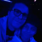 Thiago Fragoso Instagram - Vendo filme em casa e no cinema com meu pequeno que calça 40 (socorro)… Eu agarro enquanto ele ainda deixa. 💙🌟❤️ #meuben #maioramordomundo