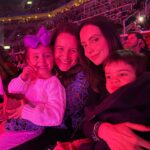 Thiago Fragoso Instagram - Disney sempre divertindo todas as gerações. A penúltima é a mais linda! 🐭🩵 . . . . #disneyonice #meusamores #meutintin #meubenzinho #amordadinda