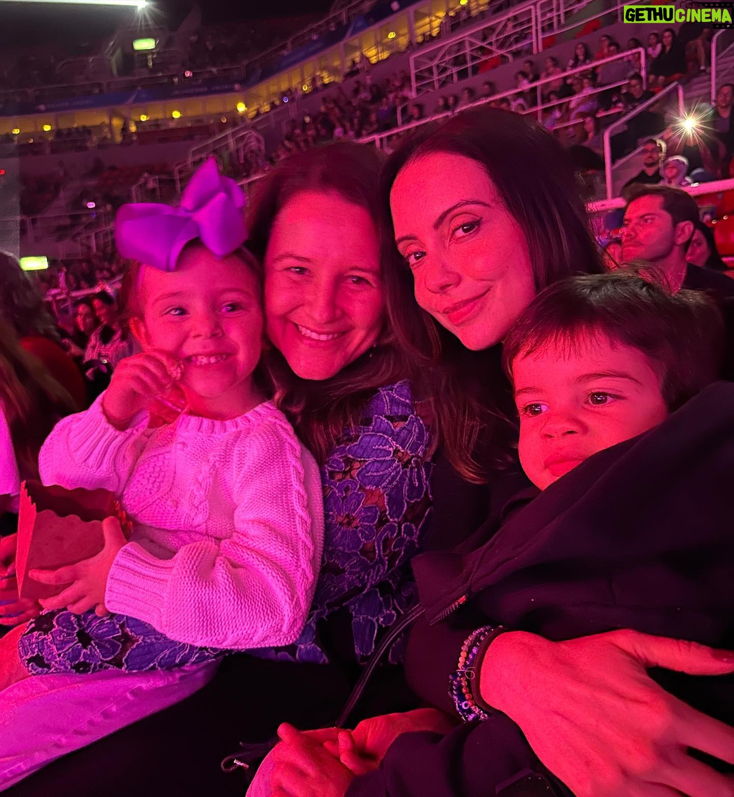 Thiago Fragoso Instagram - Disney sempre divertindo todas as gerações. A penúltima é a mais linda! 🐭🩵 . . . . #disneyonice #meusamores #meutintin #meubenzinho #amordadinda