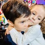 Thiago Fragoso Instagram - Disney sempre divertindo todas as gerações. A penúltima é a mais linda! 🐭🩵 . . . . #disneyonice #meusamores #meutintin #meubenzinho #amordadinda