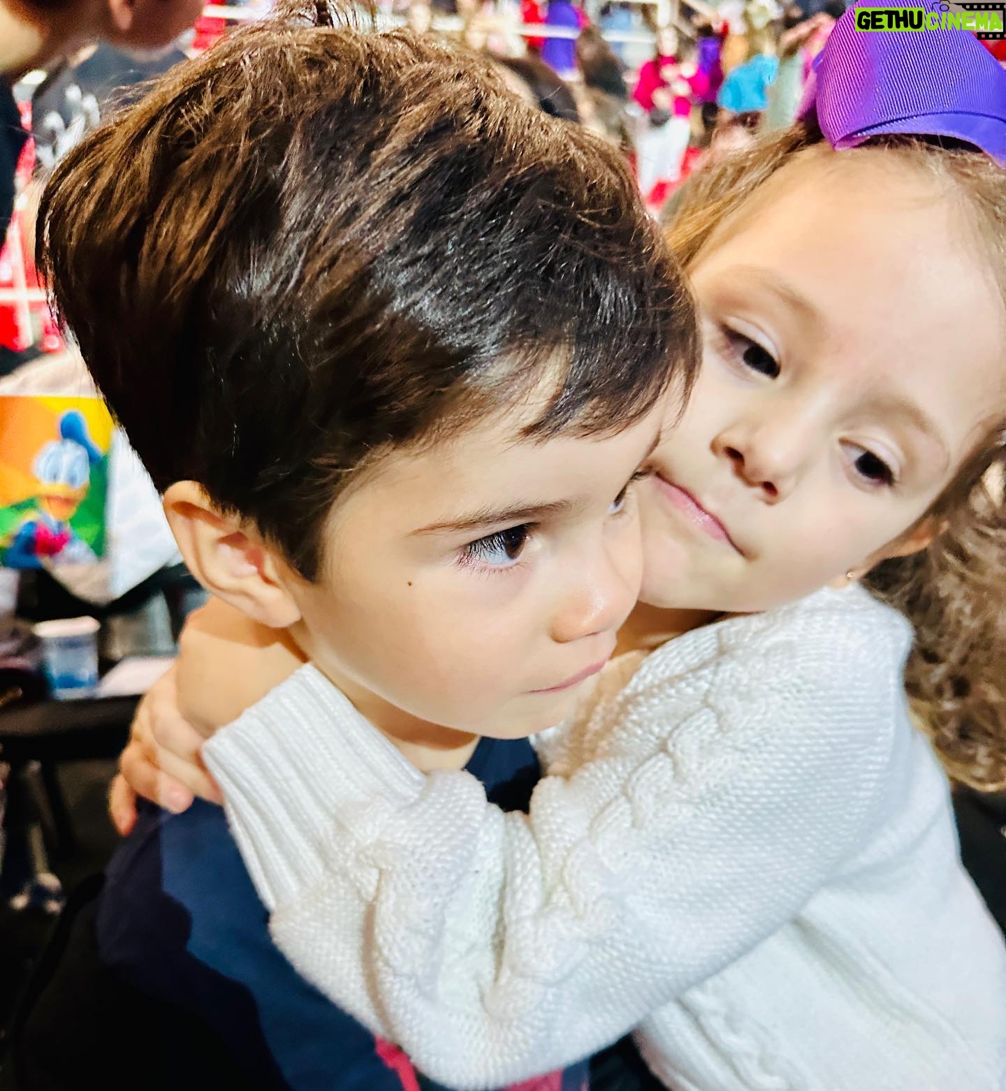 Thiago Fragoso Instagram - Disney sempre divertindo todas as gerações. A penúltima é a mais linda! 🐭🩵 . . . . #disneyonice #meusamores #meutintin #meubenzinho #amordadinda