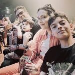 Thiago Fragoso Instagram - Dia de levar a família toda pra prestigiar a @horadoblec ! O lindo desenho de @yasmingarcez e meu parceiro @davidjunior virou musical aqui no Rio e está imperdível! Nós amamos! 💙🌟❤️ @marivaz
