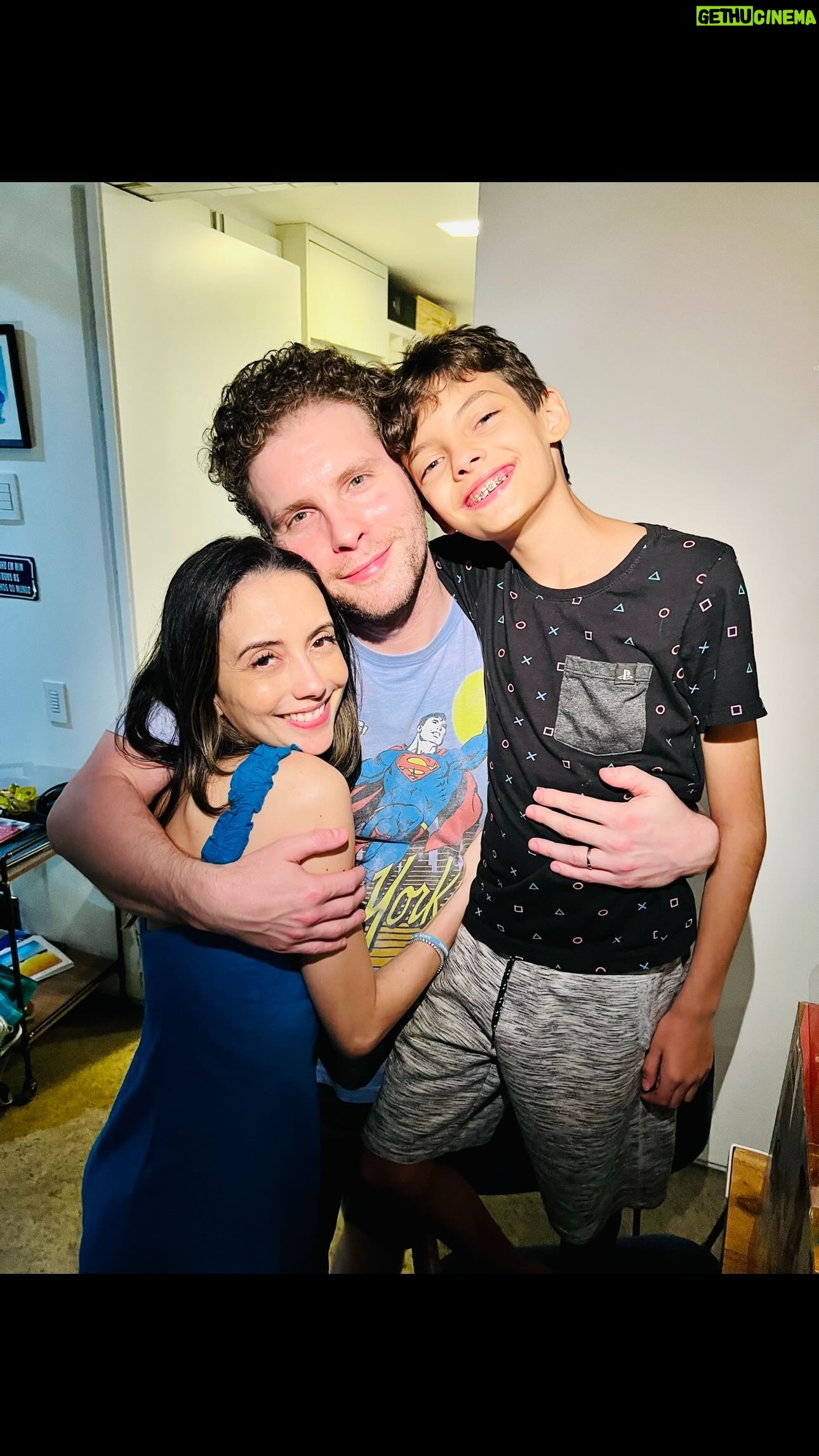 Thiago Fragoso Instagram - Primeiro veio @marivaz e botou tudo de cabeça pra cima… Um tempinho depois veio o meu Ben e me ensinou que eu não sabia nada nessa vida… Depois ainda veio o Tintin… mas isso é história pra outro dia. Amo vocês dois tudão e mais um pouco. Obrigado por terem me presenteado com tanto sentido, propósito, amor e vontade de ser melhor pra vocês! Feliz aniversário 🎉🎊🎂🎈🎁 Ps: Lembra dessa música @marivaz 😍 💙❤️💙❤️💙❤️💙❤️💙❤️💙❤️ #1defevereiro #todoamorquehouvernessavida #maioramordomundo