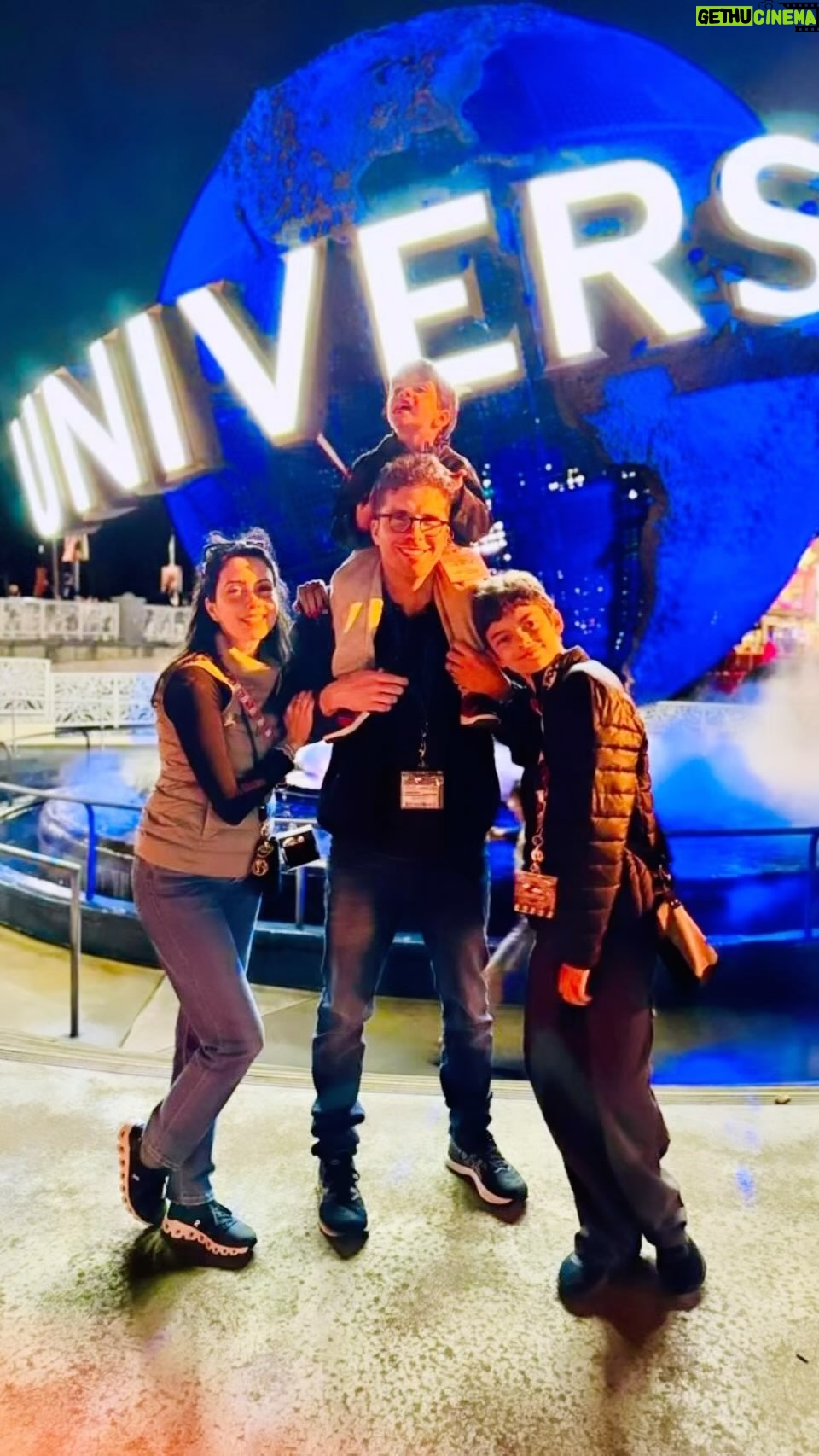 Thiago Fragoso Instagram - Primeiro dia maravilhoso nos parques da Universal! Eu ainda não conhecia a #diagonalley #becodiagonal ! Foi emocionante entrar no mundo do #harrypotter Hoje tem mais! Todo mundo animado por aqui! Fiquem ligados! 💙 @universaldestinationsbrasil #ad