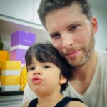 Thiago Fragoso Instagram - Eu agarrado no meu bicudinho na cozinha… 😍 💙❤️🌟 #boanoite #maioramordomundo