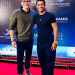 Thiago Fragoso Instagram – #photodump do 8º Festival de Cinema de Petrópolis!
#depaiprafilho de @paulohalm rolou hoje mais cedo! Querido @anjupaiva arrasou demais!
Agora é comer fondue! Adultos aproveitando o vale night sem crianças! Esfriou um pouquinho os cariocas já se encasacam! 😜

@marivaz