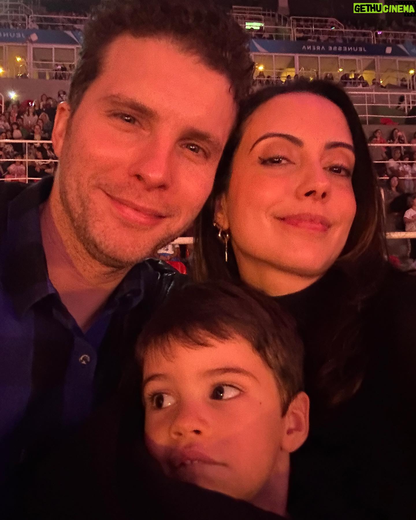 Thiago Fragoso Instagram - Disney sempre divertindo todas as gerações. A penúltima é a mais linda! 🐭🩵 . . . . #disneyonice #meusamores #meutintin #meubenzinho #amordadinda