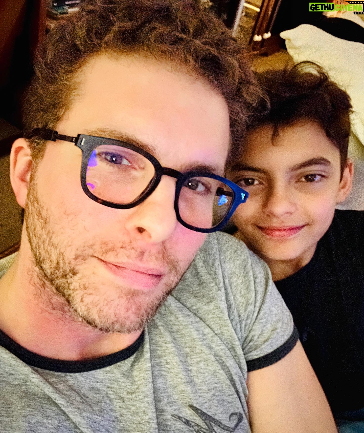 Thiago Fragoso Instagram - Com meu gatão assistindo @strangerthingstv 🤓 💙❤️ #benjamin #meuben @marivaz