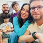Thiago Fragoso Instagram - Sempre falo isso: ser pai é meu papel mais importante e o que me traz mais alegria… Traz muitos desafios, também! Educar uma criança na era da pós verdade é difícil… Mas quando a gente identifica os valores que a gente presa tanto em pequenas atitudes dos meninos o coração aquece com aquele sentimento de realização… #FelizDiadosPais ! #maioramordomundo Filhotes @leco.fragoso #benjamin #martin Obrigado por ser a melhor mãe @marivaz 😍💙🌟❤️