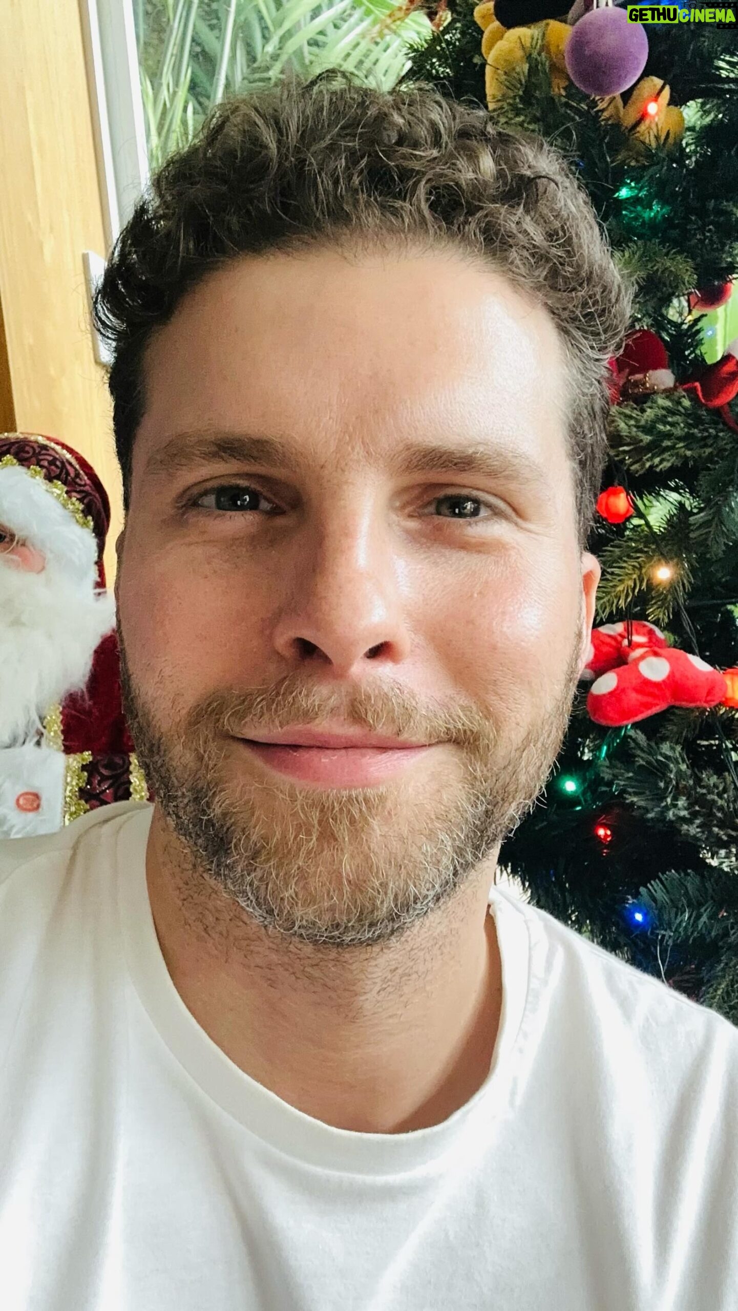 Thiago Fragoso Instagram - Feliz Natal!🎄🎁 Merry Christmas!🌟✨. Feliz Navidad 💙🌟❤️