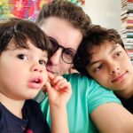 Thiago Fragoso Instagram - Sempre falo isso: ser pai é meu papel mais importante e o que me traz mais alegria… Traz muitos desafios, também! Educar uma criança na era da pós verdade é difícil… Mas quando a gente identifica os valores que a gente presa tanto em pequenas atitudes dos meninos o coração aquece com aquele sentimento de realização… #FelizDiadosPais ! #maioramordomundo Filhotes @leco.fragoso #benjamin #martin Obrigado por ser a melhor mãe @marivaz 😍💙🌟❤️