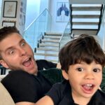 Thiago Fragoso Instagram - Sempre falo isso: ser pai é meu papel mais importante e o que me traz mais alegria… Traz muitos desafios, também! Educar uma criança na era da pós verdade é difícil… Mas quando a gente identifica os valores que a gente presa tanto em pequenas atitudes dos meninos o coração aquece com aquele sentimento de realização… #FelizDiadosPais ! #maioramordomundo Filhotes @leco.fragoso #benjamin #martin Obrigado por ser a melhor mãe @marivaz 😍💙🌟❤️