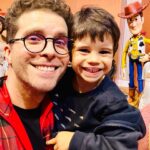 Thiago Fragoso Instagram - Sempre falo isso: ser pai é meu papel mais importante e o que me traz mais alegria… Traz muitos desafios, também! Educar uma criança na era da pós verdade é difícil… Mas quando a gente identifica os valores que a gente presa tanto em pequenas atitudes dos meninos o coração aquece com aquele sentimento de realização… #FelizDiadosPais ! #maioramordomundo Filhotes @leco.fragoso #benjamin #martin Obrigado por ser a melhor mãe @marivaz 😍💙🌟❤️