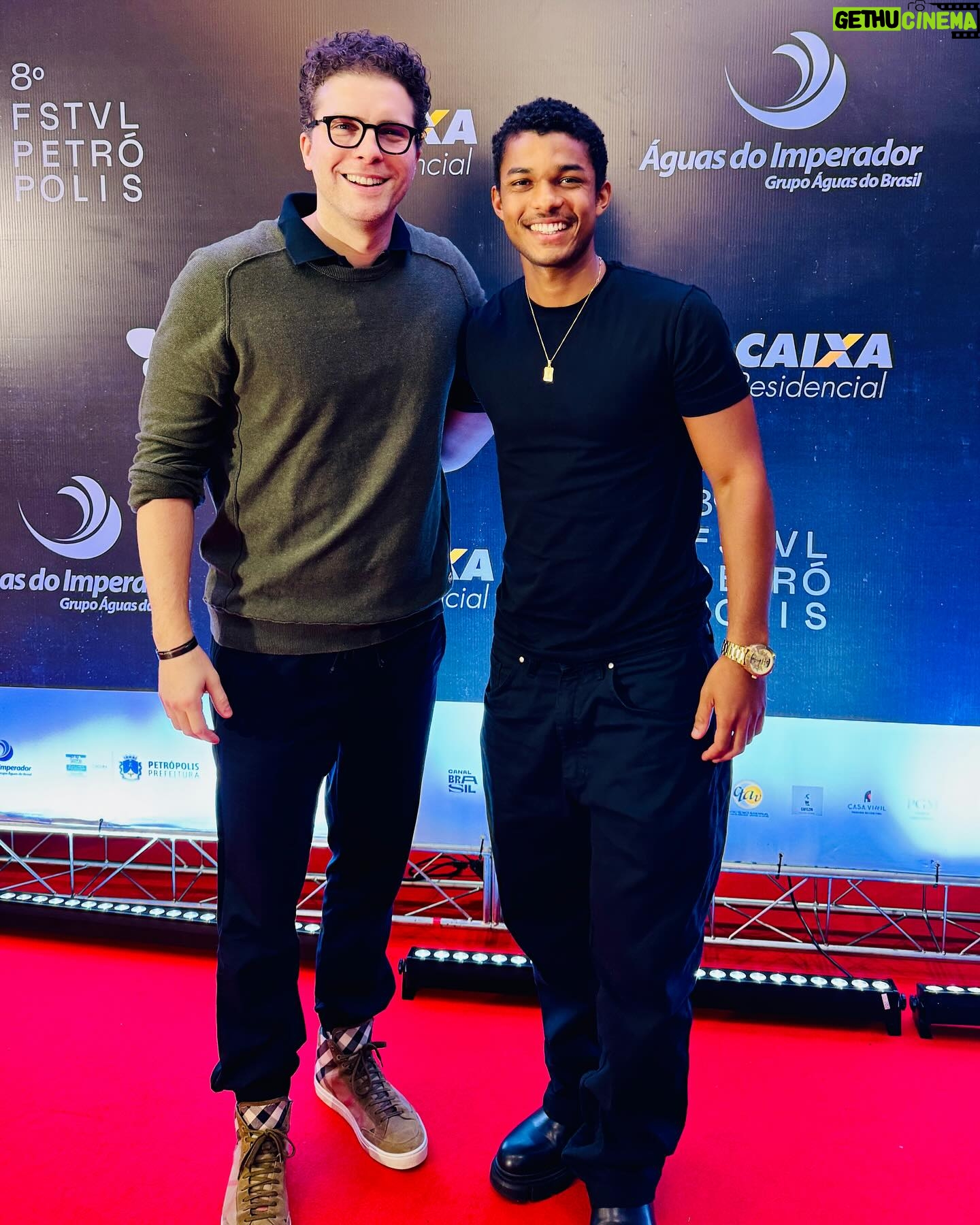 Thiago Fragoso Instagram - #photodump do 8º Festival de Cinema de Petrópolis! #depaiprafilho de @paulohalm rolou hoje mais cedo! Querido @anjupaiva arrasou demais! Agora é comer fondue! Adultos aproveitando o vale night sem crianças! Esfriou um pouquinho os cariocas já se encasacam! 😜 @marivaz