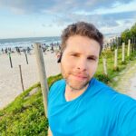 Thiago Fragoso Instagram - #sextou com aquela pedalada revigorante na praia! Tudo lindo até que o pneu da bicicleta furou e eu tive que voltar carregando o troço… uma hora depois eu chego em casa e a lombar tá me dizendo que não me perdoa… KKKK Mas nada vai me abalar o bom humor! 👍🏻 #vidareal