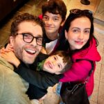 Thiago Fragoso Instagram – Filme de Domingo com meu mundo inteiro na foto… Fomos ver os “fiotes” que o Martin ama. Ficou doido com a Sky! Ben lembrou de quando era menorzinho e também assistia. Ter filhos com uma certa diferença de idade permite umas coisas muito lindas. 🌟
@marivaz 💙❤️

#eueeles #familia #filhos 🙌🏼