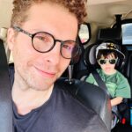 Thiago Fragoso Instagram - Sempre falo isso: ser pai é meu papel mais importante e o que me traz mais alegria… Traz muitos desafios, também! Educar uma criança na era da pós verdade é difícil… Mas quando a gente identifica os valores que a gente presa tanto em pequenas atitudes dos meninos o coração aquece com aquele sentimento de realização… #FelizDiadosPais ! #maioramordomundo Filhotes @leco.fragoso #benjamin #martin Obrigado por ser a melhor mãe @marivaz 😍💙🌟❤️
