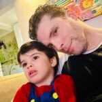 Thiago Fragoso Instagram - Gorduchinho com febre agarrado com papai… O de vocês também fica dengoso dodoizinho? #boanoite #maioramordomundo #tintin