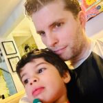Thiago Fragoso Instagram - Gorduchinho com febre agarrado com papai… O de vocês também fica dengoso dodoizinho? #boanoite #maioramordomundo #tintin