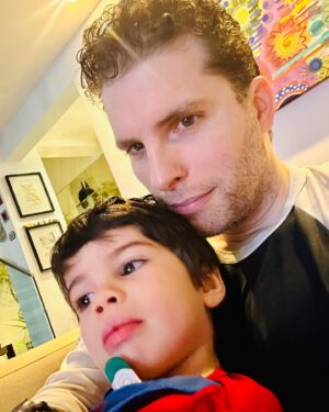 Thiago Fragoso Instagram - Gorduchinho com febre agarrado com papai…
O de vocês também fica dengoso dodoizinho?

#boanoite #maioramordomundo #tintin