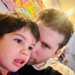Thiago Fragoso Instagram - Gorduchinho com febre agarrado com papai… O de vocês também fica dengoso dodoizinho? #boanoite #maioramordomundo #tintin