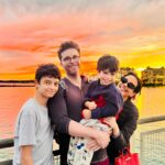 Thiago Fragoso Instagram – Feliz Ano Novo, pessoal!
Que venha com saúde, muito amor, muito trabalho… Que a gente possa evoluir, superar as pequenas dificuldades de todos os dias pra focar no que realmente é importante.
Muita alegria pra gente!
Ao final desse ano, que possamos olhar pra trás e ver um caminho de crescimento em todos os sentidos.
Passo a passo. Um dia de cada vez.
São nossos votos pra todos vocês.
Beijão! 🌟

#FELIZ2024
#FELIZANONOVO
🎉💙🎊🙌🏼❤️🎆