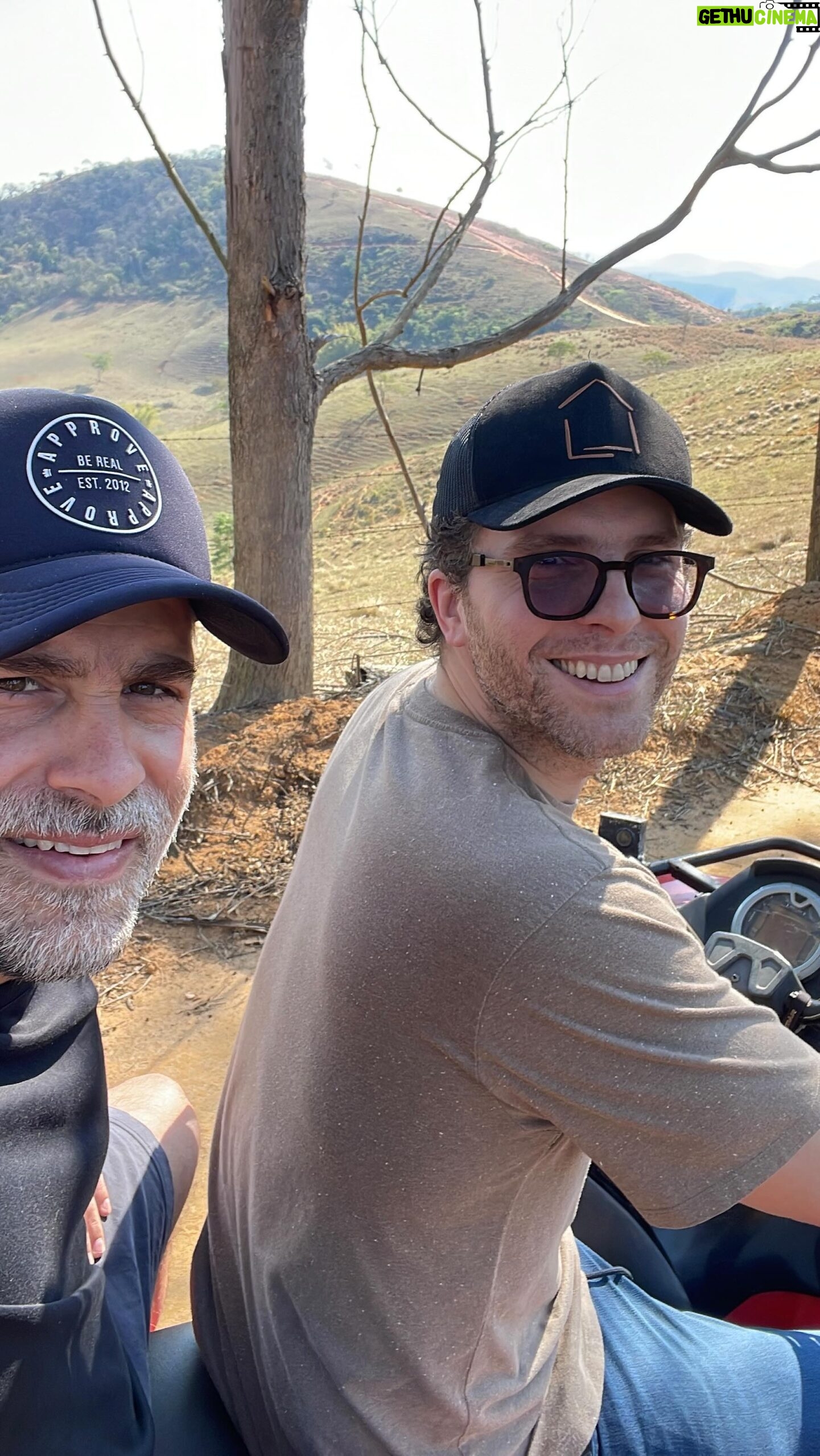 Thiago Fragoso Instagram - Fim de semana curtindo a @fazendanossovilarejo com meu brother Raoni. Que lugar espetacular… E o café que eles estão fazendo lá é surreal, gente… Amando a @fnvcafearia ! 💙 E vocês? Como foi o fim de semana? Todo mundo recuperado pra recomeçar? 🌟🙌🏼💙 #goodvibes