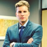 Thiago Fragoso Instagram - Oi, pessoal! Hoje venho com muita gratidão fazer dois anúncios pra vocês. O primeiro é o fim de um ciclo de vinte e três anos de exclusividade com a Tv Globo. Tenho muito orgulho desse período repleto de personagens marcantes pra mim, dentre eles os xodós: Nando de O Clone, Capitão Estevão da Casa das Sete Mulheres, Marcos em O Profeta, Márcio Hayalla em O Astro, Edgar em Lado a Lado, Niko em Amor a Vida, Patrick em O Outro Lado do Paraíso e Alan Máximo em Salve-se Quem Puder! Foram novelas que abordaram mazelas sociais importantes, ganharam Emmys, fizeram muito sucesso e ajudaram a criar a relação mais importante de todas, a minha relação com vocês que me acompanham. O segundo anúncio é sobre o longa francês Kali. Era uma vontade antiga fazer uma produção internacional e nesse filme tenho a oportunidade de atuar em inglês! Um ciclo novo se inicia. Estou muito animado em trabalhar nas multiplataformas em projetos que antes não seriam possíveis. Mas não se preocupem: não abandonei as novelas! Projetos pontuais com a Tv Globo também acontecerão, naturalmente…. Quero embarcar em novos personagens complexos com histórias desafiadoras. A estrada só está começando. E você? Qual foi o personagem que mais te marcou? Deixa nos comentários! #robertotalma #mariomarciobandarra @walcyrcarrasco @mendoncafilhomauro @carvalho5028 #viniciuscoimbra @clau_lage @joaoximenesbraga #danielfilho @alcidesnogueira #geraldocarneiro @jaymemonjardim @gloriafperez @mateusolanooficial @cissaguimaraes @mariaadelaideamaral @danielortizautor @fredmayrink #ivaniribeiro #janeteclair @tvglobo @gshow @globoplay @globoportugal @globointernacional
