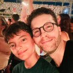 Thiago Fragoso Instagram - YELLOW !! Show da minha banda preferida que acabou virando a banda preferida do meu Ben. A alegria dele cantando e pulando faz valer qualquer perrengue. ☺️ Your skiiiiiiiiiiiiiiiinnnnnn… #coldplay #musicofthespheresworldtour @coldplay