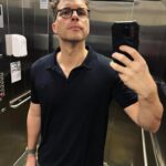 Thiago Fragoso Instagram – Selfie de elevador!
Há quanto tempo não aparecia uma dessas aqui?
Bom fim de Sábado, pessoal! 💙
