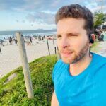 Thiago Fragoso Instagram - #sextou com aquela pedalada revigorante na praia! Tudo lindo até que o pneu da bicicleta furou e eu tive que voltar carregando o troço… uma hora depois eu chego em casa e a lombar tá me dizendo que não me perdoa… KKKK Mas nada vai me abalar o bom humor! 👍🏻 #vidareal