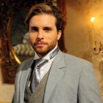 Thiago Fragoso Instagram - Oi, pessoal! Hoje venho com muita gratidão fazer dois anúncios pra vocês. O primeiro é o fim de um ciclo de vinte e três anos de exclusividade com a Tv Globo. Tenho muito orgulho desse período repleto de personagens marcantes pra mim, dentre eles os xodós: Nando de O Clone, Capitão Estevão da Casa das Sete Mulheres, Marcos em O Profeta, Márcio Hayalla em O Astro, Edgar em Lado a Lado, Niko em Amor a Vida, Patrick em O Outro Lado do Paraíso e Alan Máximo em Salve-se Quem Puder! Foram novelas que abordaram mazelas sociais importantes, ganharam Emmys, fizeram muito sucesso e ajudaram a criar a relação mais importante de todas, a minha relação com vocês que me acompanham. O segundo anúncio é sobre o longa francês Kali. Era uma vontade antiga fazer uma produção internacional e nesse filme tenho a oportunidade de atuar em inglês! Um ciclo novo se inicia. Estou muito animado em trabalhar nas multiplataformas em projetos que antes não seriam possíveis. Mas não se preocupem: não abandonei as novelas! Projetos pontuais com a Tv Globo também acontecerão, naturalmente…. Quero embarcar em novos personagens complexos com histórias desafiadoras. A estrada só está começando. E você? Qual foi o personagem que mais te marcou? Deixa nos comentários! #robertotalma #mariomarciobandarra @walcyrcarrasco @mendoncafilhomauro @carvalho5028 #viniciuscoimbra @clau_lage @joaoximenesbraga #danielfilho @alcidesnogueira #geraldocarneiro @jaymemonjardim @gloriafperez @mateusolanooficial @cissaguimaraes @mariaadelaideamaral @danielortizautor @fredmayrink #ivaniribeiro #janeteclair @tvglobo @gshow @globoplay @globoportugal @globointernacional