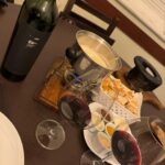 Thiago Fragoso Instagram – #photodump do 8º Festival de Cinema de Petrópolis!
#depaiprafilho de @paulohalm rolou hoje mais cedo! Querido @anjupaiva arrasou demais!
Agora é comer fondue! Adultos aproveitando o vale night sem crianças! Esfriou um pouquinho os cariocas já se encasacam! 😜
@marivaz