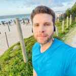 Thiago Fragoso Instagram - #sextou com aquela pedalada revigorante na praia! Tudo lindo até que o pneu da bicicleta furou e eu tive que voltar carregando o troço… uma hora depois eu chego em casa e a lombar tá me dizendo que não me perdoa… KKKK Mas nada vai me abalar o bom humor! 👍🏻 #vidareal