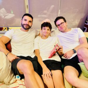 Thiago Fragoso Instagram - Visitinha do @leco.fragoso em dia de chuva! Os três de uniforme sem combinar! 😜 Meus dois filhos mais velhos… 💙❤️ #amor #familia #eueeles #timefragoso