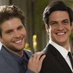 Thiago Fragoso Instagram - Oi, pessoal! Hoje venho com muita gratidão fazer dois anúncios pra vocês. O primeiro é o fim de um ciclo de vinte e três anos de exclusividade com a Tv Globo. Tenho muito orgulho desse período repleto de personagens marcantes pra mim, dentre eles os xodós: Nando de O Clone, Capitão Estevão da Casa das Sete Mulheres, Marcos em O Profeta, Márcio Hayalla em O Astro, Edgar em Lado a Lado, Niko em Amor a Vida, Patrick em O Outro Lado do Paraíso e Alan Máximo em Salve-se Quem Puder! Foram novelas que abordaram mazelas sociais importantes, ganharam Emmys, fizeram muito sucesso e ajudaram a criar a relação mais importante de todas, a minha relação com vocês que me acompanham. O segundo anúncio é sobre o longa francês Kali. Era uma vontade antiga fazer uma produção internacional e nesse filme tenho a oportunidade de atuar em inglês! Um ciclo novo se inicia. Estou muito animado em trabalhar nas multiplataformas em projetos que antes não seriam possíveis. Mas não se preocupem: não abandonei as novelas! Projetos pontuais com a Tv Globo também acontecerão, naturalmente…. Quero embarcar em novos personagens complexos com histórias desafiadoras. A estrada só está começando. E você? Qual foi o personagem que mais te marcou? Deixa nos comentários! #robertotalma #mariomarciobandarra @walcyrcarrasco @mendoncafilhomauro @carvalho5028 #viniciuscoimbra @clau_lage @joaoximenesbraga #danielfilho @alcidesnogueira #geraldocarneiro @jaymemonjardim @gloriafperez @mateusolanooficial @cissaguimaraes @mariaadelaideamaral @danielortizautor @fredmayrink #ivaniribeiro #janeteclair @tvglobo @gshow @globoplay @globoportugal @globointernacional