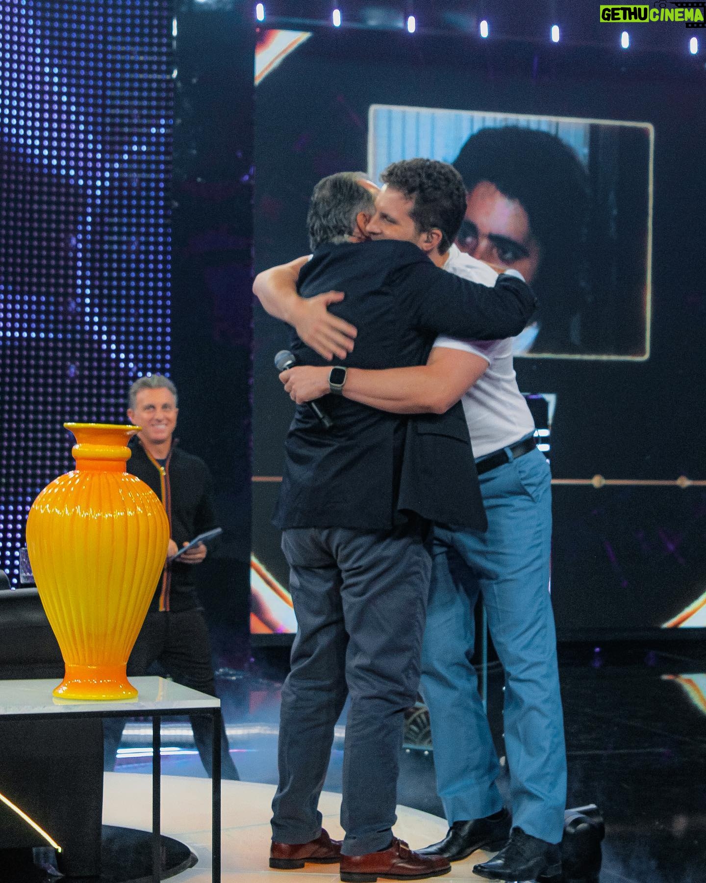 Thiago Fragoso Instagram - Os nossos eternos Marcios Hayallas e um vaso icônico! 🏺 @thiagofragoso #Domingão