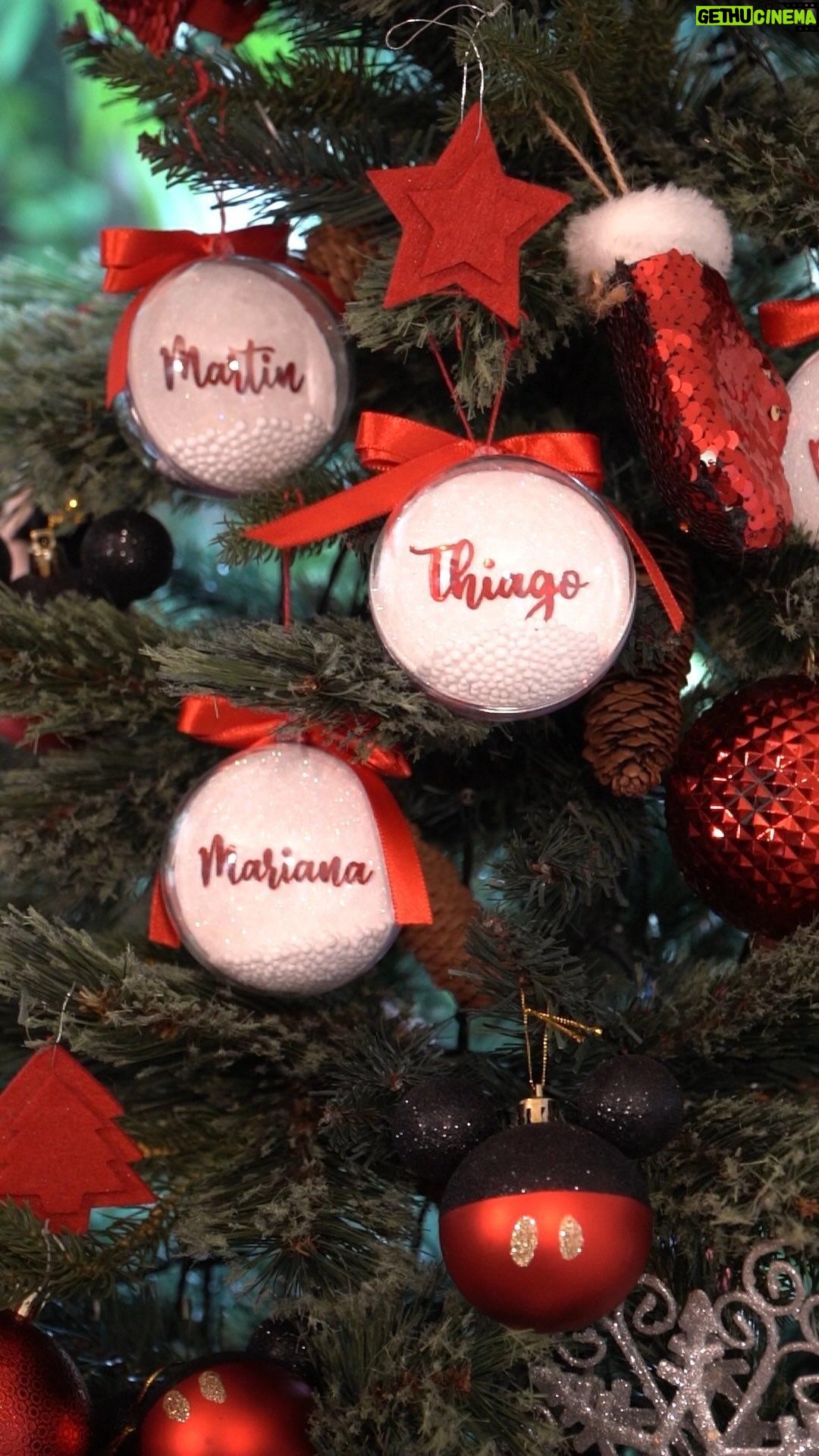 Thiago Fragoso Instagram - Natal é tempo de celebrar com quem amamos e por em prática as mais belas tradições. Este ano, decidimos fazer diferente aqui em casa, vamos retomar uma tradição minha e da @marivaz e levar os meninos juntos nessa. Vamos viajar! E os preparativos estão a todo vapor... Embarque nessa com a gente e com a @dudalina para acompanhar a construção de lindas memórias em família. #Dudalina #Natal #MemoriasEmFamilia #PresenteieComDuda #publicidade