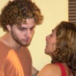 Thiago Fragoso Instagram - Oi, pessoal! Hoje venho com muita gratidão fazer dois anúncios pra vocês. O primeiro é o fim de um ciclo de vinte e três anos de exclusividade com a Tv Globo. Tenho muito orgulho desse período repleto de personagens marcantes pra mim, dentre eles os xodós: Nando de O Clone, Capitão Estevão da Casa das Sete Mulheres, Marcos em O Profeta, Márcio Hayalla em O Astro, Edgar em Lado a Lado, Niko em Amor a Vida, Patrick em O Outro Lado do Paraíso e Alan Máximo em Salve-se Quem Puder! Foram novelas que abordaram mazelas sociais importantes, ganharam Emmys, fizeram muito sucesso e ajudaram a criar a relação mais importante de todas, a minha relação com vocês que me acompanham. O segundo anúncio é sobre o longa francês Kali. Era uma vontade antiga fazer uma produção internacional e nesse filme tenho a oportunidade de atuar em inglês! Um ciclo novo se inicia. Estou muito animado em trabalhar nas multiplataformas em projetos que antes não seriam possíveis. Mas não se preocupem: não abandonei as novelas! Projetos pontuais com a Tv Globo também acontecerão, naturalmente…. Quero embarcar em novos personagens complexos com histórias desafiadoras. A estrada só está começando. E você? Qual foi o personagem que mais te marcou? Deixa nos comentários! #robertotalma #mariomarciobandarra @walcyrcarrasco @mendoncafilhomauro @carvalho5028 #viniciuscoimbra @clau_lage @joaoximenesbraga #danielfilho @alcidesnogueira #geraldocarneiro @jaymemonjardim @gloriafperez @mateusolanooficial @cissaguimaraes @mariaadelaideamaral @danielortizautor @fredmayrink #ivaniribeiro #janeteclair @tvglobo @gshow @globoplay @globoportugal @globointernacional