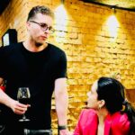 Thiago Fragoso Instagram – Essa semana vivi uma experiência incrível que quero dividir com vocês. 
Aprendi uma nova técnica de interpretação muito especial que, além do seu uso imediato, visa a sublinhar a catarse do ator e do público através da sublimação de dores e mazelas pessoais numa vitória simbólica… 
A @marivaz que entrou em contato e me deu o livro de presente… queria ter feito a masterclass ano passado mas tava em novela! Esse ano deu certo!
Nessa jornada extremamente curta e intensa (dois dias inteiros focados só nisso) eu tive a alegria de estar junto com a minha amiga @flaviaalessandra ! Deixei algumas fotos da cena que trabalhamos pra vocês… Não poderia ter tido melhor parceira pra essa experiência. Aliás, já fizemos outros cursos juntos e isso está virando uma tradição! 😂
Mal posso esperar pra mostrar pra vocês essa técnica na prática! 
Muito contente e realizado? Com certeza! 😘😎
@marinarigueiramentoria @marina_rigueira Obrigado por proporcionar esse mergulho tão importante! 
Obrigado @gammafilmes !! 
@ivanachubbuckstudio you are the best! I saved everything I learned this in a very special place in my heart! Can’t wait to do it again.
💙🌟❤️

#ator #atriz #actor #acting #masterclass #ivanachubbuck #thepoweroftheactor #tbt 
#fotos @74picture 🙏🏼