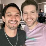 Thiago Fragoso Instagram - Acabou! #travessia Hoje pra mim é dia de agradecer muito. Agradecer ao @mendoncafilhomauro que me proporcionou essa jornada, meu parceiro de tantos trabalhos. Agradecer as melhores fãs do mundo que estão sempre comigo, não importa o desafio! Agradecer ao Caique que veio pra me ensinar muitas coisas que eu levo pra minha vida. Agradecer as parcerias que fiz nessa novela! Tanta gente que guardo no coração… Adiante vislumbro desafios e experiências ainda mais profundas e inesperadas. Cada realização me faz perceber o quanto amo meu ofício e quanto fôlego eu tenho pra fazer o que ainda não fiz. Sempre me perguntam o que ainda me falta fazer na televisão, cinema, teatro… Afinal, são mais de setenta personagens nas histórias mais díspares… Eu digo que ainda me falta e ainda quero fazer TUDO. Essa é a benção do ofício do ator. Até a próxima história. 🫶 💙🌟❤️ #ator #actor #acting #novela #telenovela @tvglobo @globoplay @gshow