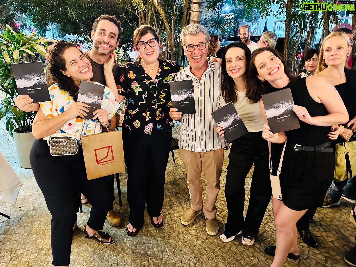 Thiago Fragoso Instagram - Hoje foi dia de prestigiar nossa querida autora de #rockstory no lançamento do seu livro de poesias ”Cobaia”.
