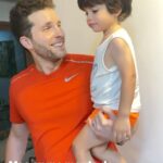 Thiago Fragoso Instagram - Gente… o Tintin tá uma figura. Ele tá morrendo de ciúmes do Ozzy… Eu tava fazendo carinho no bichinho ele pulou no meu colo e começou a provocar: lalalalalalaaaaaaa 😂😂 💙❤️💙 @marivaz