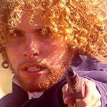 Thiago Fragoso Instagram - Oi, pessoal! Hoje venho com muita gratidão fazer dois anúncios pra vocês. O primeiro é o fim de um ciclo de vinte e três anos de exclusividade com a Tv Globo. Tenho muito orgulho desse período repleto de personagens marcantes pra mim, dentre eles os xodós: Nando de O Clone, Capitão Estevão da Casa das Sete Mulheres, Marcos em O Profeta, Márcio Hayalla em O Astro, Edgar em Lado a Lado, Niko em Amor a Vida, Patrick em O Outro Lado do Paraíso e Alan Máximo em Salve-se Quem Puder! Foram novelas que abordaram mazelas sociais importantes, ganharam Emmys, fizeram muito sucesso e ajudaram a criar a relação mais importante de todas, a minha relação com vocês que me acompanham. O segundo anúncio é sobre o longa francês Kali. Era uma vontade antiga fazer uma produção internacional e nesse filme tenho a oportunidade de atuar em inglês! Um ciclo novo se inicia. Estou muito animado em trabalhar nas multiplataformas em projetos que antes não seriam possíveis. Mas não se preocupem: não abandonei as novelas! Projetos pontuais com a Tv Globo também acontecerão, naturalmente…. Quero embarcar em novos personagens complexos com histórias desafiadoras. A estrada só está começando. E você? Qual foi o personagem que mais te marcou? Deixa nos comentários! #robertotalma #mariomarciobandarra @walcyrcarrasco @mendoncafilhomauro @carvalho5028 #viniciuscoimbra @clau_lage @joaoximenesbraga #danielfilho @alcidesnogueira #geraldocarneiro @jaymemonjardim @gloriafperez @mateusolanooficial @cissaguimaraes @mariaadelaideamaral @danielortizautor @fredmayrink #ivaniribeiro #janeteclair @tvglobo @gshow @globoplay @globoportugal @globointernacional