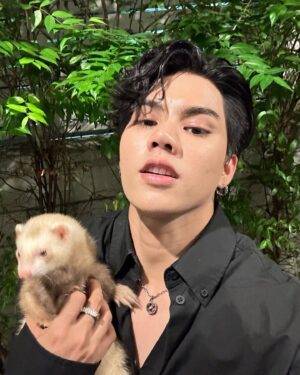 Thitipong Sangngey Instagram - เมื่อคุณอยากถ่ายรูปกับลูกๆของคุณ 555❤️‍🔥❤️‍🔥

#ferretpapafort 
#FortFTS #ComeFortZon #BabyFeat