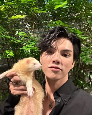 Thitipong Sangngey Instagram - เมื่อคุณอยากถ่ายรูปกับลูกๆของคุณ 555❤️‍🔥❤️‍🔥

#ferretpapafort 
#FortFTS #ComeFortZon #BabyFeat