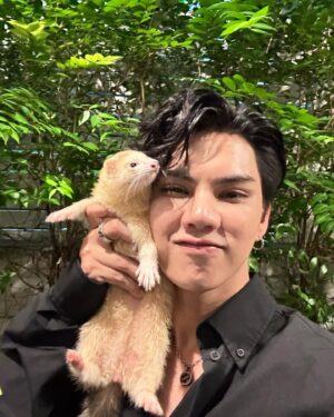 Thitipong Sangngey Instagram - เมื่อคุณอยากถ่ายรูปกับลูกๆของคุณ 555❤️‍🔥❤️‍🔥

#ferretpapafort 
#FortFTS #ComeFortZon #BabyFeat